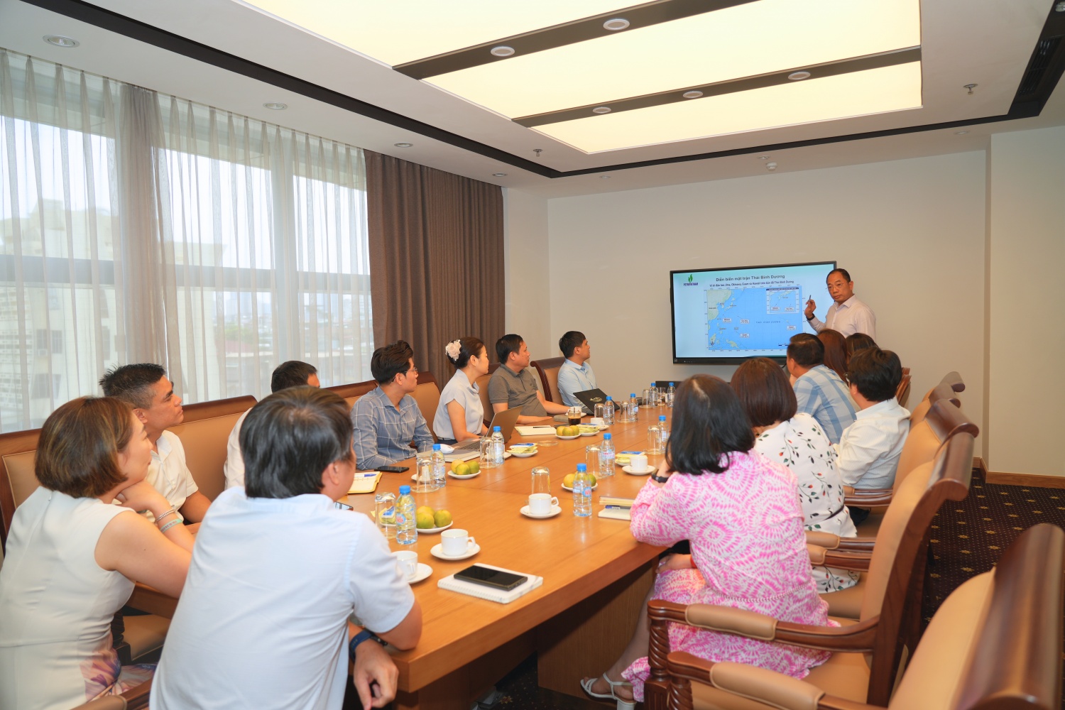 Đồng chí Cao Hoài Dương - Ủy viên Ban Chấp hành Đảng bộ, Phó Tổng Giám đốc Tập đoàn sinh hoạt tại Chi bộ Ban Thương mại Dịch vụ.