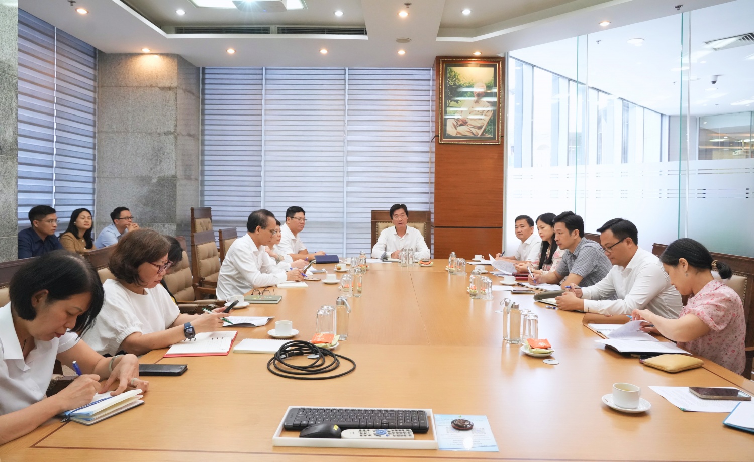 Đồng chí Nguyễn Mạnh Kha - Ủy viên Ban Chấp hành Đảng bộ, Chủ tịch Công đoàn Petrovietnam sinh hoạt tại Chi bộ Cơ quan Công đoàn Tập đoàn.