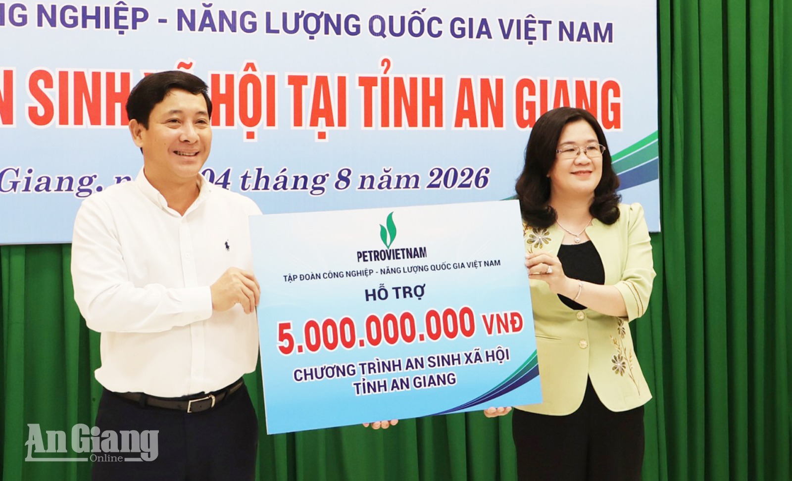 Phó Chủ tịch Ủy ban MTTQ Việt Nam tỉnh An Giang Hà Minh Trang tiếp nhận tượng trưng kinh phí tài trợ.
