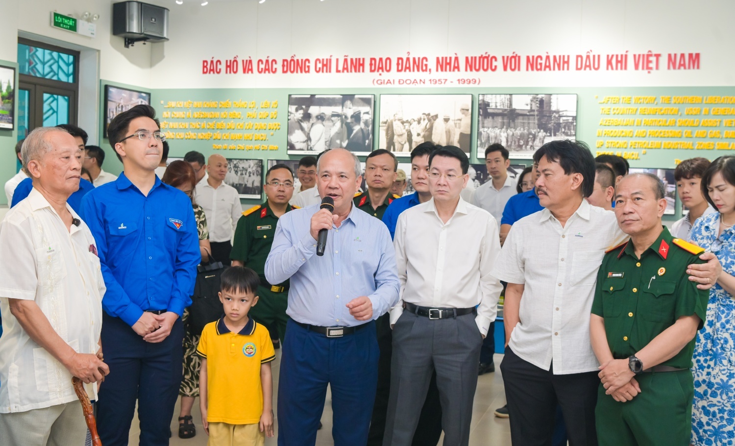 Nhân dịp kỷ niệm 45 năm ngày khai thác dòng khí đầu tiên, các cán bộ hưu trí cùng thế hệ trẻ ôn lại những câu chuyện về lịch sử hình thành và phát triển của Petrovietnam tại Khu lưu niệm Dầu khí Đồng bằng sông Hồng.