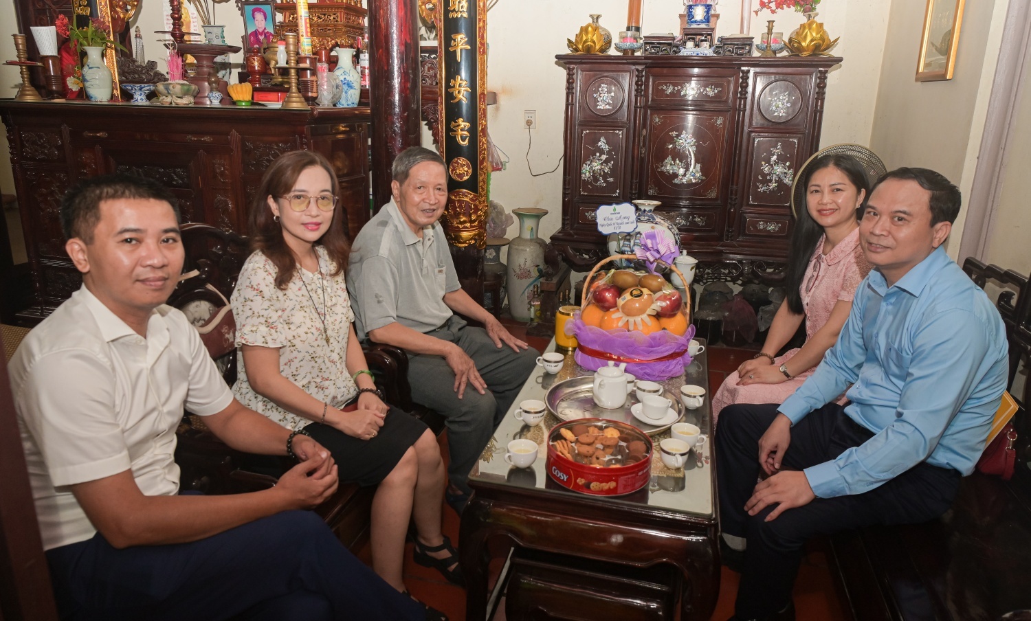 Công đoàn Petrovietnam thăm hỏi, tri ân cán bộ hưu trí nhân Ngày Quốc tế Người cao tuổi.