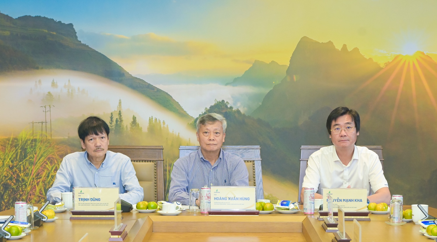 Đồng chí Hoàng Xuân Hùng - Trưởng Ban LLHT Tập đoàn, đồng chí Nguyễn Mạnh Kha - Chủ tịch Công đoàn, Phó Trưởng Ban LLHT Tập đoàn và đồng chí Trịnh Dũng - Phó Trưởng ban, Tổng Thư ký Ban LLHT Tập đoàn chủ trì hội nghị.