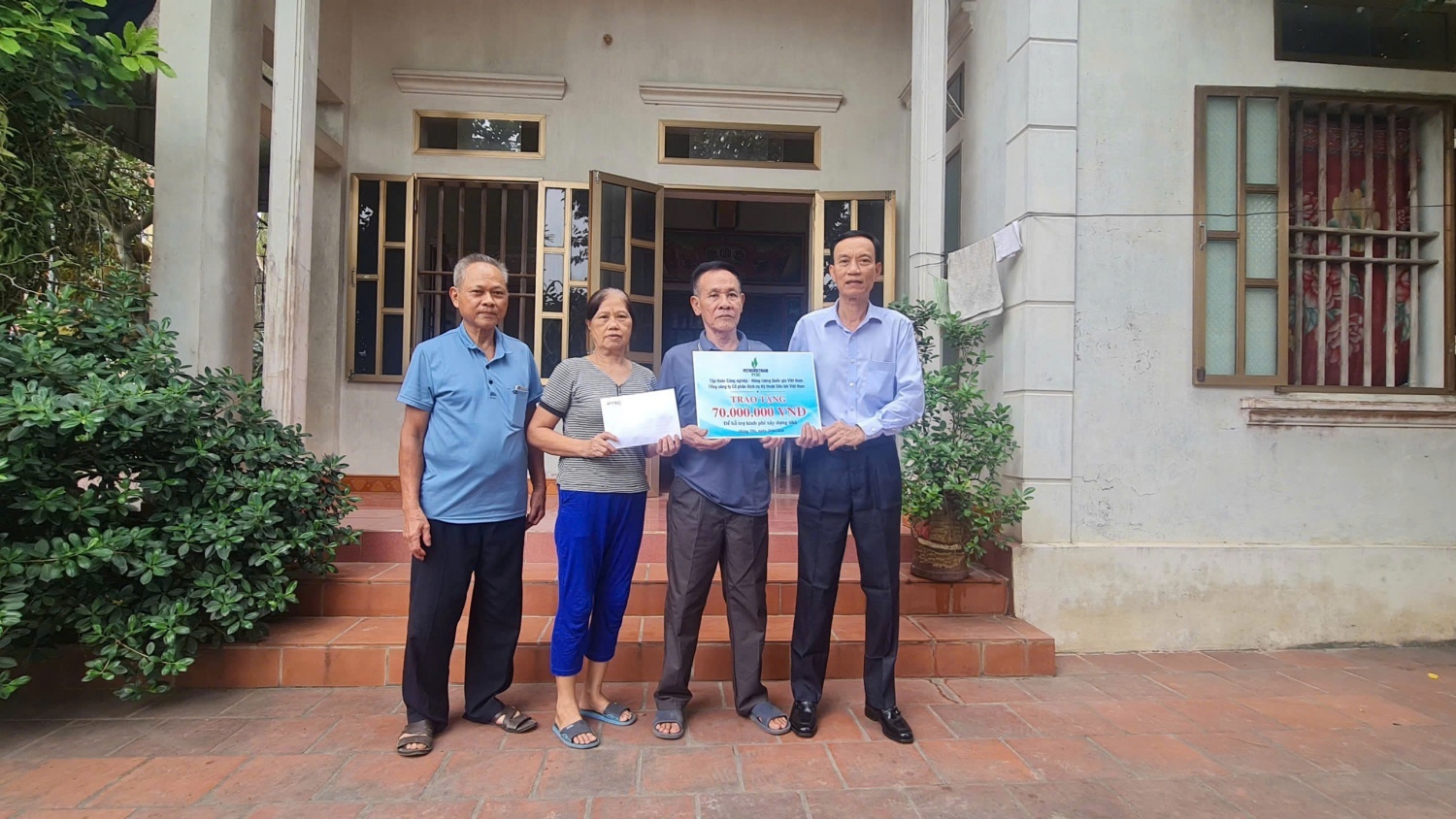 Đại diện PTSC trao số tiền hỗ trợ giúp gia đình ông Nguyễn Hữu Thịnh - một trong những cán bộ thuộc thế hệ đầu tiên từng công tác tại Xí nghiệp Dịch vụ Vật tư - Công ty Dầu khí I - hoàn thiện ngôi nhà mới, ổn định cuộc sống.