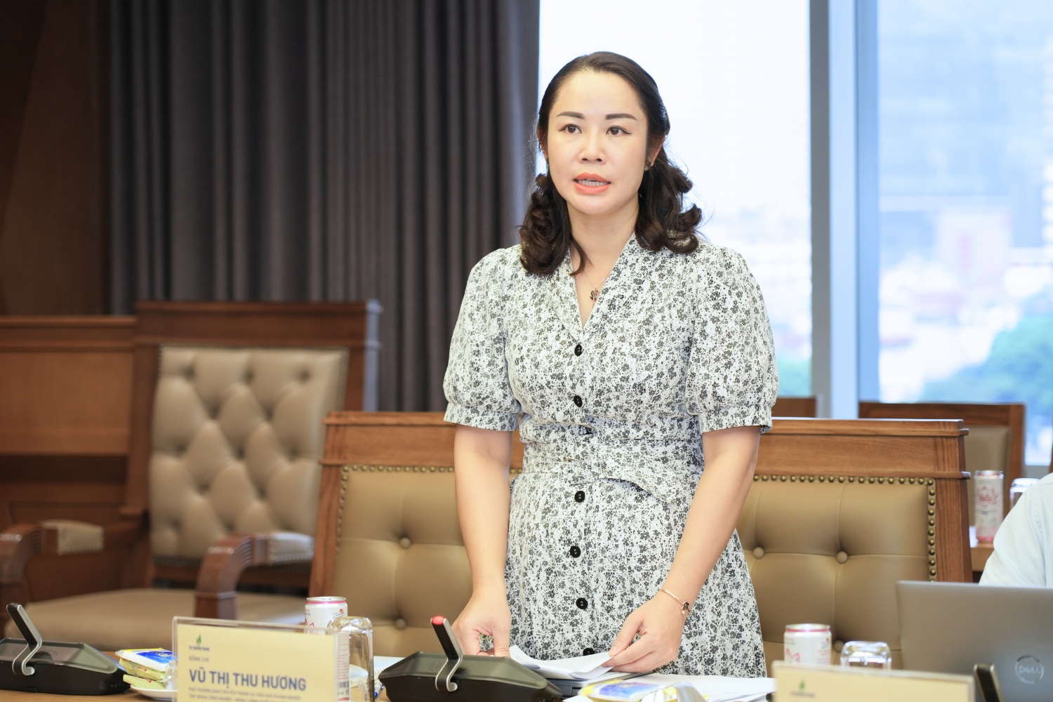 Đồng chí Vũ Thị Thu Hương, Phó Trưởng ban Truyền thông và Văn hóa doanh nghiệp Petrovietnam báo cáo tại hội thảo.