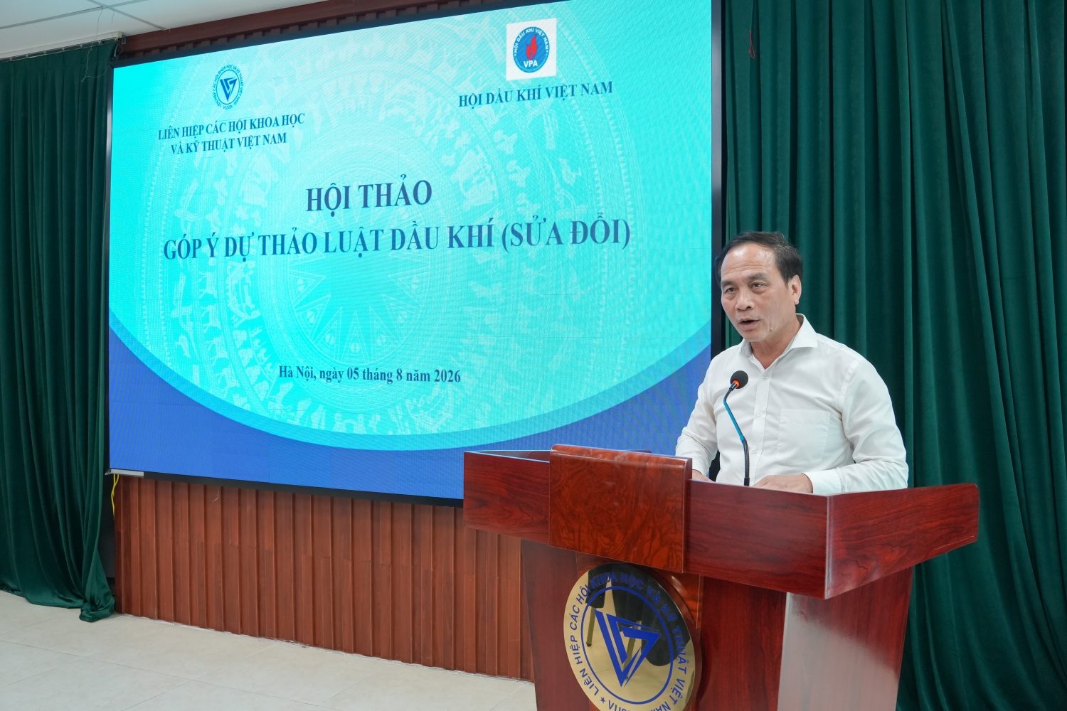 Theo PGS.TS Phạm Ngọc Linh, ngành dầu khí không chỉ có vai trò quan trọng đối với tăng trưởng kinh tế mà còn góp phần bảo đảm an ninh năng lượng và khẳng định chủ quyền quốc gia trên biển. (Ảnh: Trần Trung).
