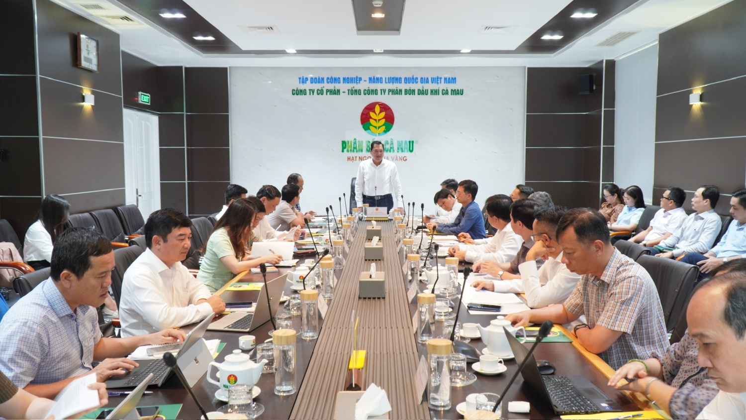 Phó Chủ tịch Thường trực UBND tỉnh Cà Mau Lâm Văn Bi làm việc với các đơn vị trong Cụm Khí - Điện - Đạm Cà Mau