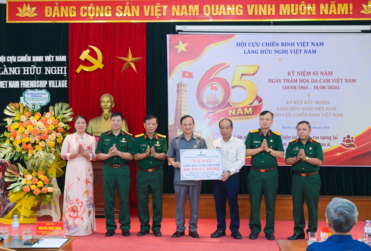 Tập đoàn Công nghiệp - Năng lượng Quốc gia Việt Nam (Petrovietnam) tặng Làng Hữu nghị Việt Nam 300 triệu đồng hỗ trợ sửa sang cơ sở vật chất