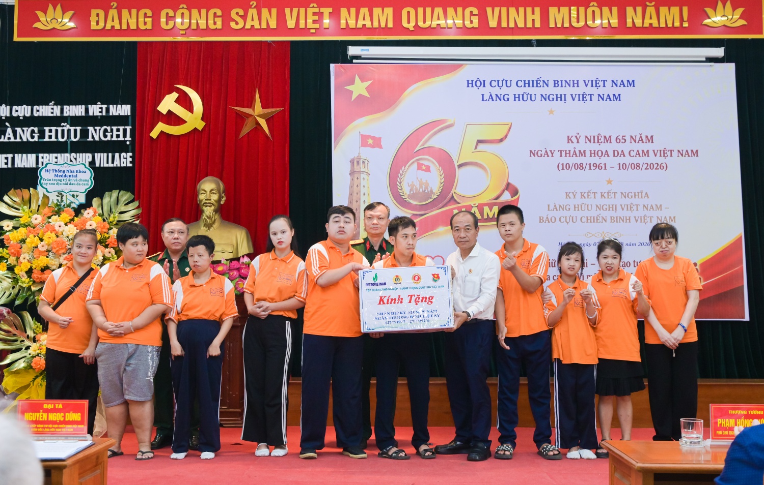 Petrovietnam tặng quà cho các em nhỏ nhiễm chất độc da cam