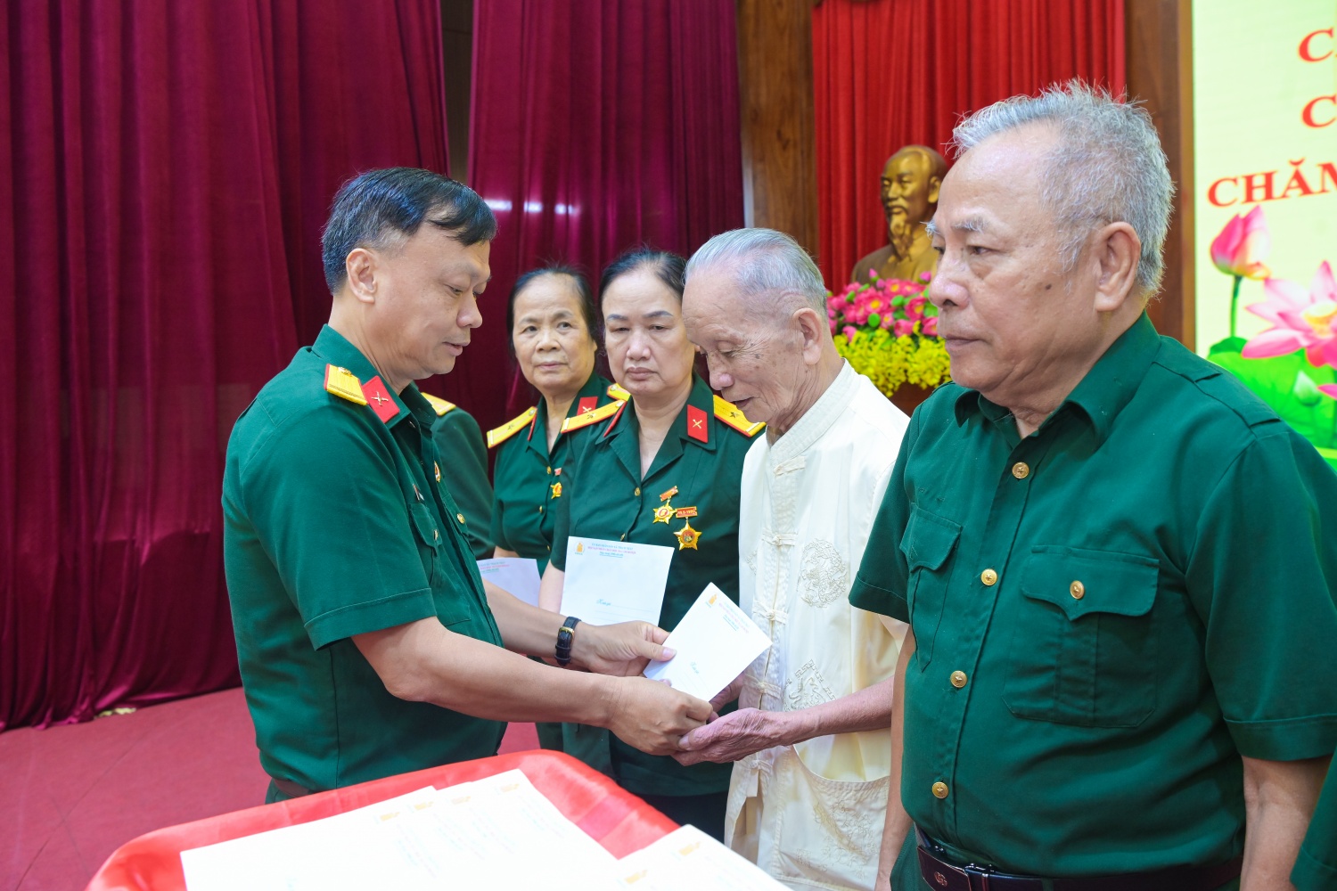 Đồng chí Lê Quang Toán, Phó Chủ tịch thường trực Hội Cựu chiến binh Petrovietnam tặng quà cho các gia đình, hội viên Hội Nạn nhân chất độc da cam/dioxin xã Thạch Thất có hoàn cảnh khó khăn