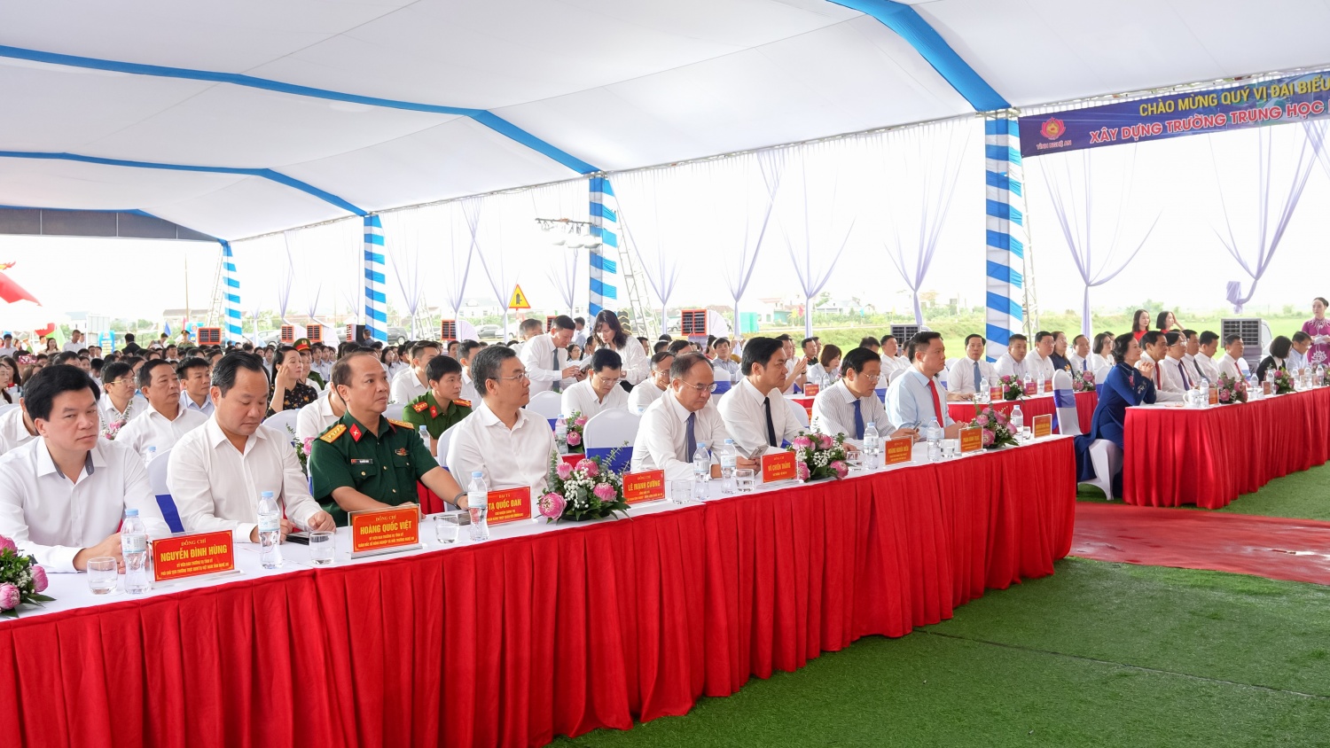 Lễ khởi công có sự tham dự của đồng chí Phạm Thị Thanh Trà, Bí thư Trung ương Đảng, Phó Thủ tướng Chính phủ; đồng chí Phan Đình Trạc, nguyên Ủy viên Bộ Chính trị, nguyên Trưởng Ban Nội chính Trung ương; cùng lãnh đạo các bộ, ban, ngành Trung ương, tỉnh Nghệ An, doanh nghiệp, nhà tài trợ cùng các thế hệ thầy cô giáo, học sinh Trường THPT Nam Đàn 1.