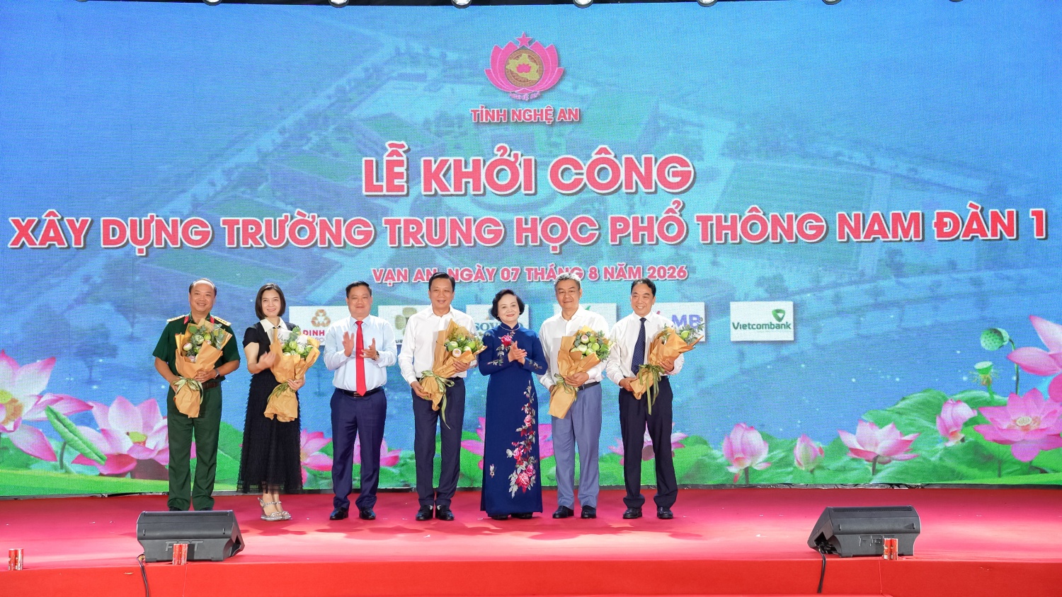 Phó Thủ tướng Phạm Thị Thanh Trà và Bí thư Tỉnh ủy Nghệ An Nguyễn Khắc Thận cảm ơn các nhà tài trợ.