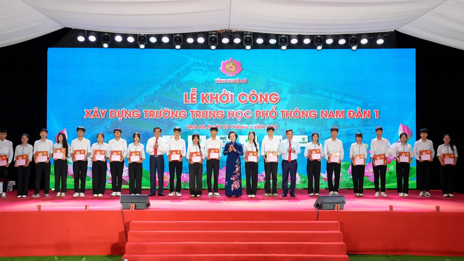 Phó Thủ tướng Phạm Thị Thanh Trà và lãnh đạo tỉnh Nghệ An trao quà cho học sinh có hoàn cảnh khó khăn