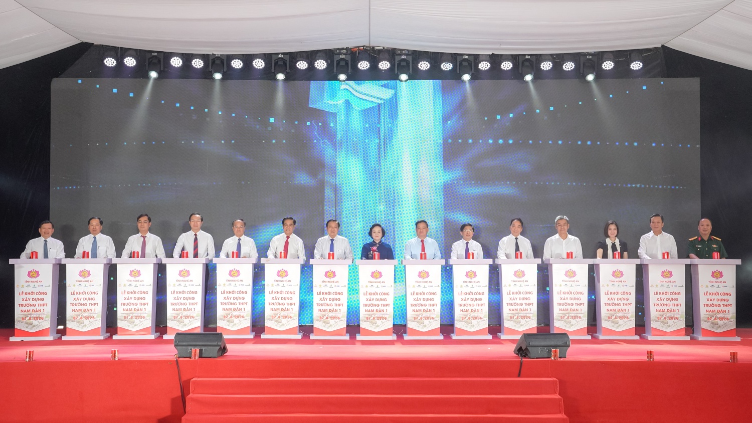 Phó Thủ tướng Phạm Thị Thanh Trà cùng các đại biểu thực hiện nghi thức khởi công dự án.