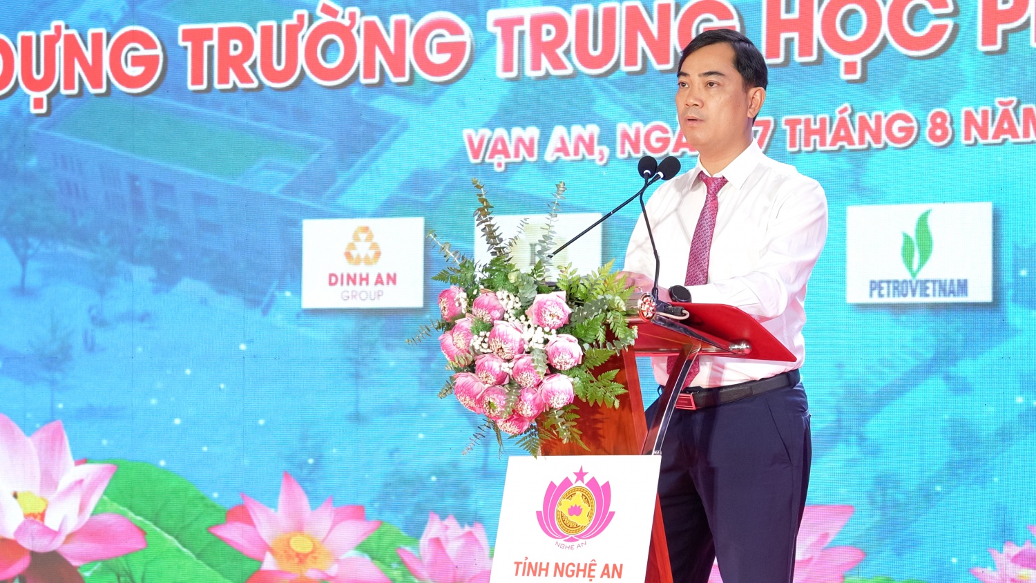 Đồng chí Nguyễn Văn Khoa, Giám đốc Sở Giáo dục và Đào tạo tỉnh Nghệ An báo cáo về quy mô và ý nghĩa của dự án xây dựng Trường THPT Nam Đàn 1.