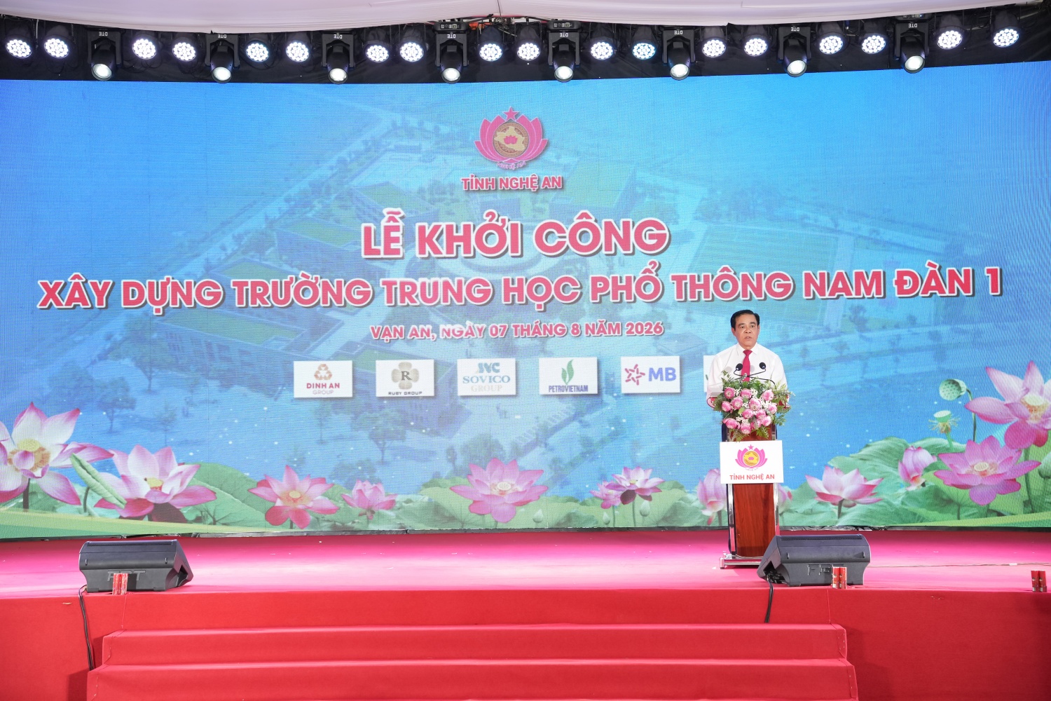 Chủ tịch UBND tỉnh Nghệ An Võ Trọng Hải trân trọng cảm ơn các nhà tài trợ đã đồng hành xây dựng công trình. Đây là món quà ý nghĩa dành cho quê hương Chủ tịch Hồ Chí Minh và các thế hệ học sinh, thể hiện trách nhiệm với cộng đồng và niềm tin vào thế hệ trẻ.
