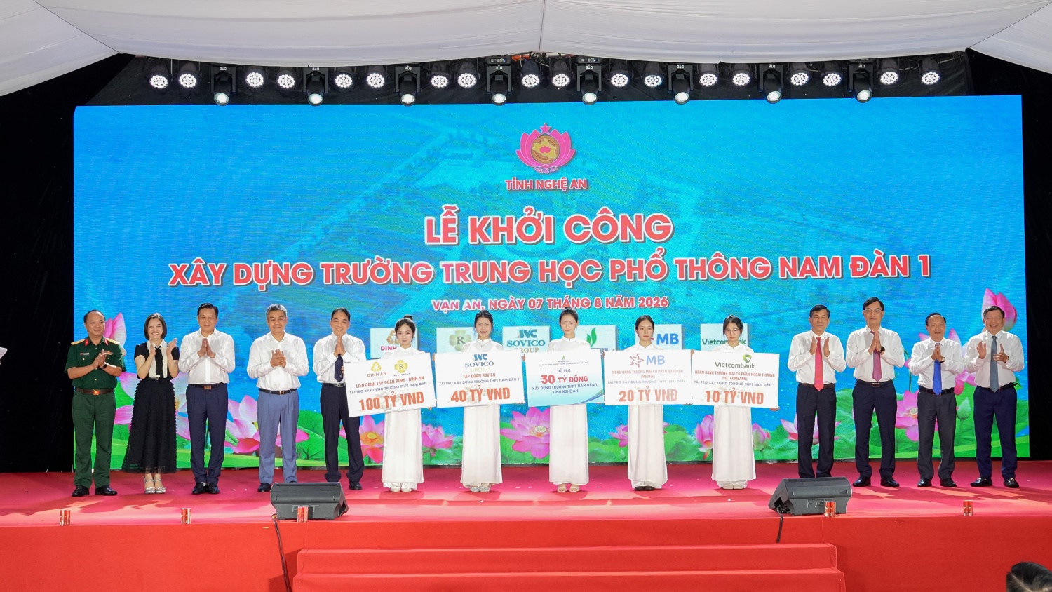 Các doanh nghiệp, tổ chức, cá nhân trao biển ghi nhớ tài trợ.