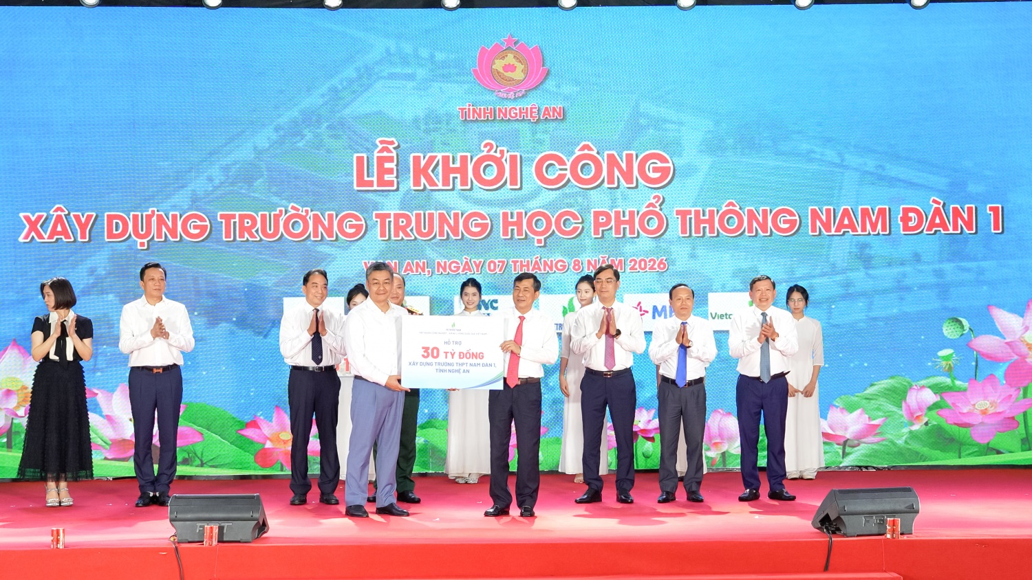 Dự án xây dựng Trường THPT Nam Đàn 1 có tổng mức đầu tư 280 tỷ đồng, được huy động từ nguồn lực xã hội hóa và ngân sách địa phương. Thay mặt Petrovietnam, Tổng Giám đốc Lê Mạnh Cường trao biển tượng trưng hỗ trợ 30 tỷ đồng cho dự án.