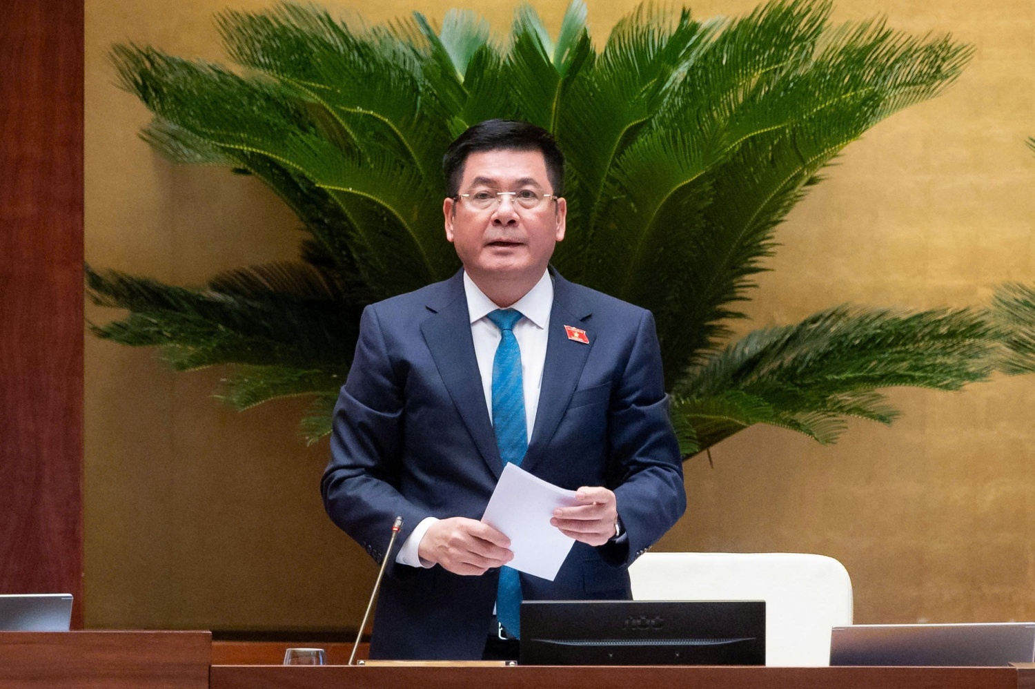 Phó Chủ tịch Quốc hội Nguyễn Hồng Diên điều hành phiên thảo luận.