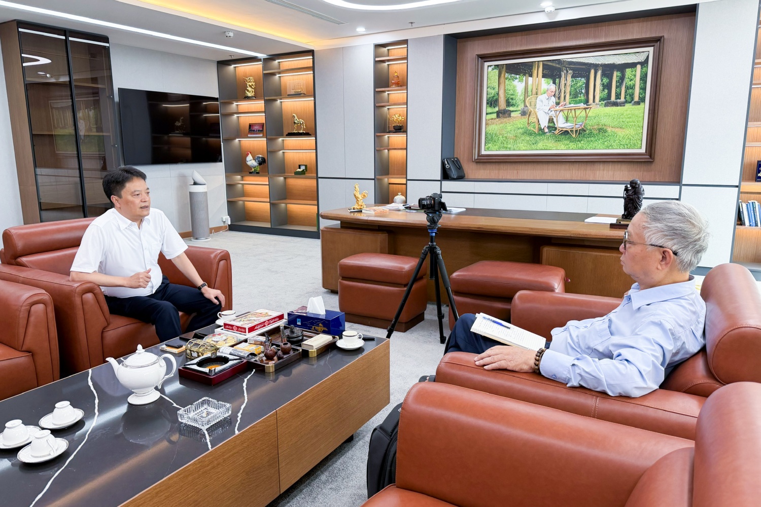 Tác giả trao đổi cùng anh Hoàng Văn Quang