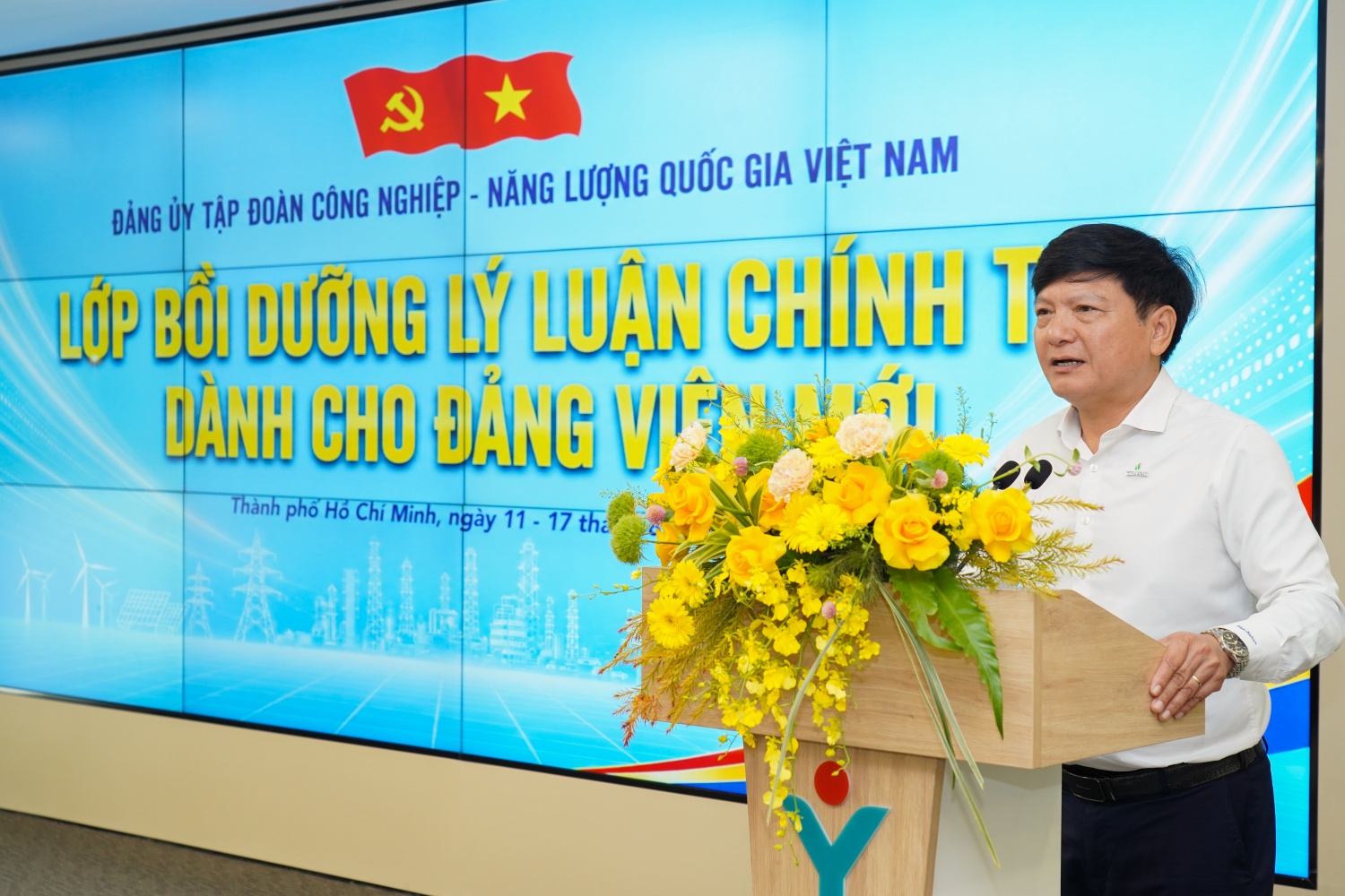 Đồng chí Lê Anh Chiến - Ủy viên Ban Chấp hành Đảng bộ, Phó Trưởng ban Tuyên giáo và Dân vận Đảng ủy Petrovietnam phát biểu tại lễ khai giảng.