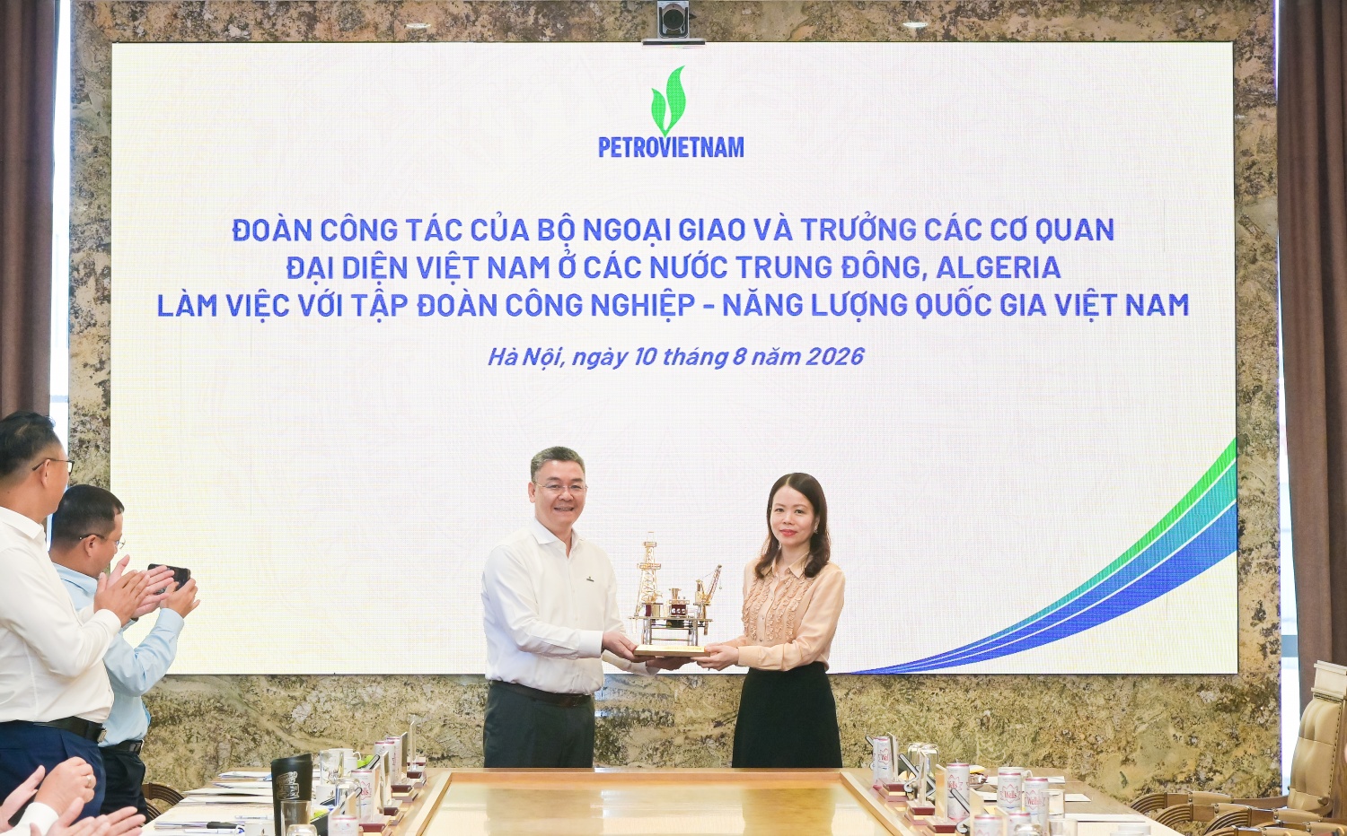 Tổng Giám đốc Petrovietnam Lê Mạnh Cường tặng quà lưu niệm cho Thứ trưởng Bộ ngoại giao Nguyễn Minh Hằng.