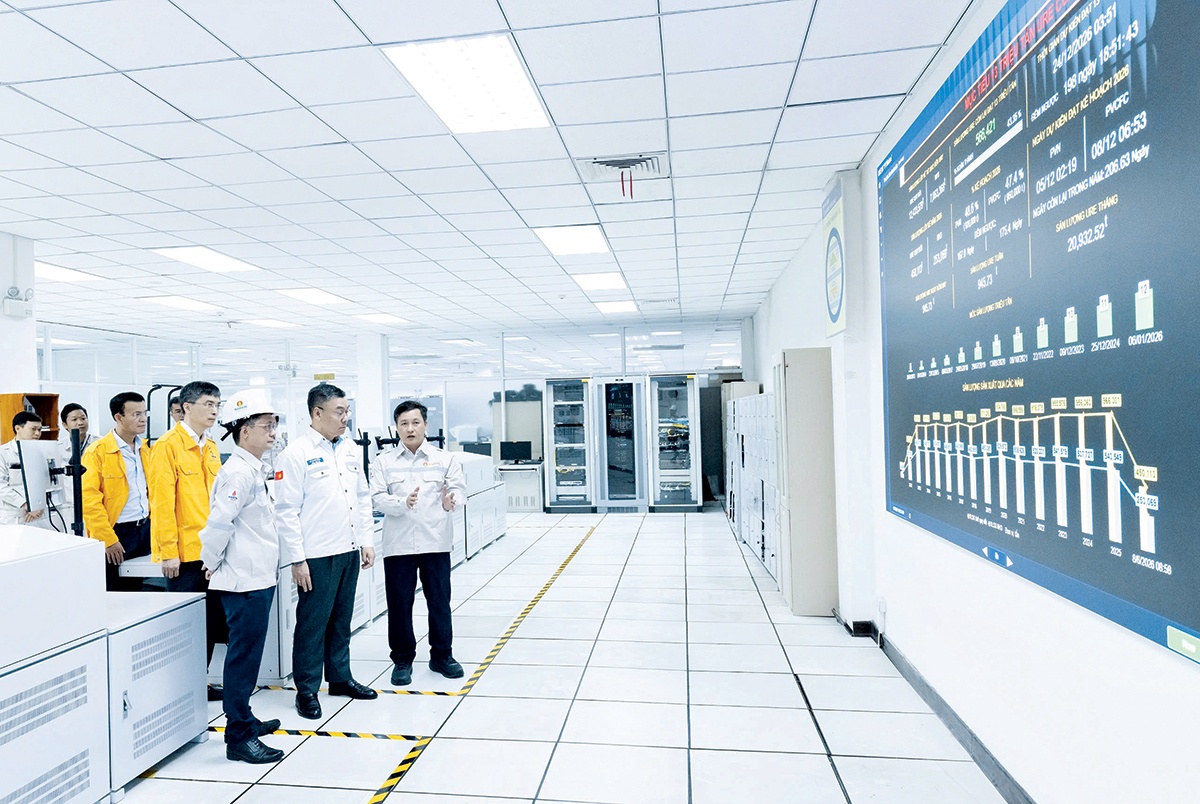Tổng Giám đốc Petrovietnam Lê Mạnh Cường nghe báo cáo công tác vận hành Nhà máy thông minh - Nhà máy Đạm Cà Mau