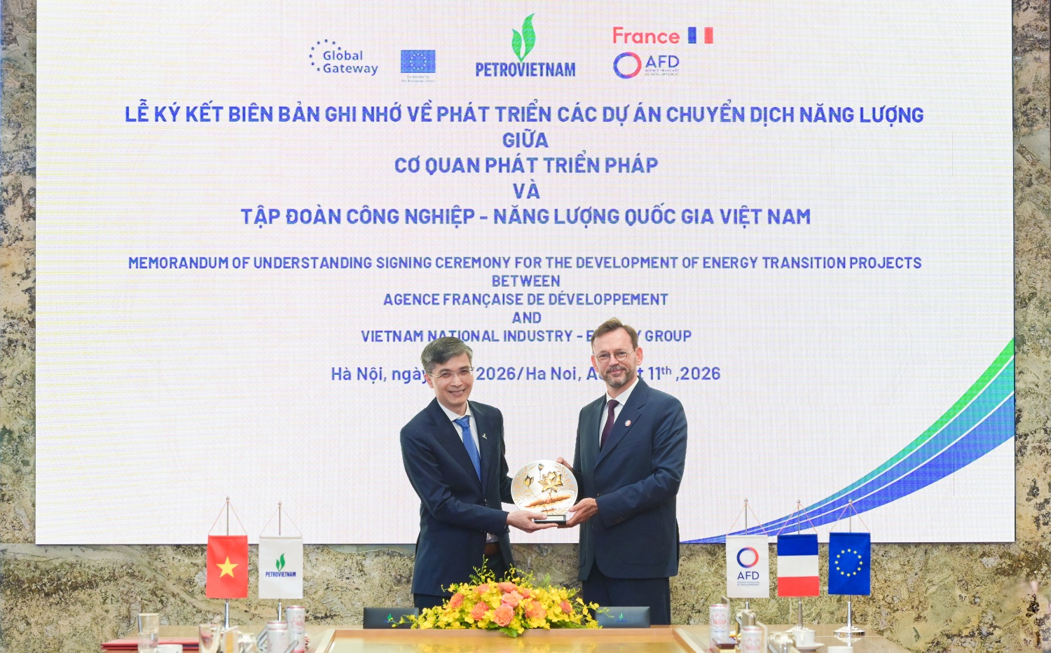 Phó Tổng Giám đốc Petrovietnam Vũ Đào Minh tặng quà lưu niệm cho ông Julien Seillan.