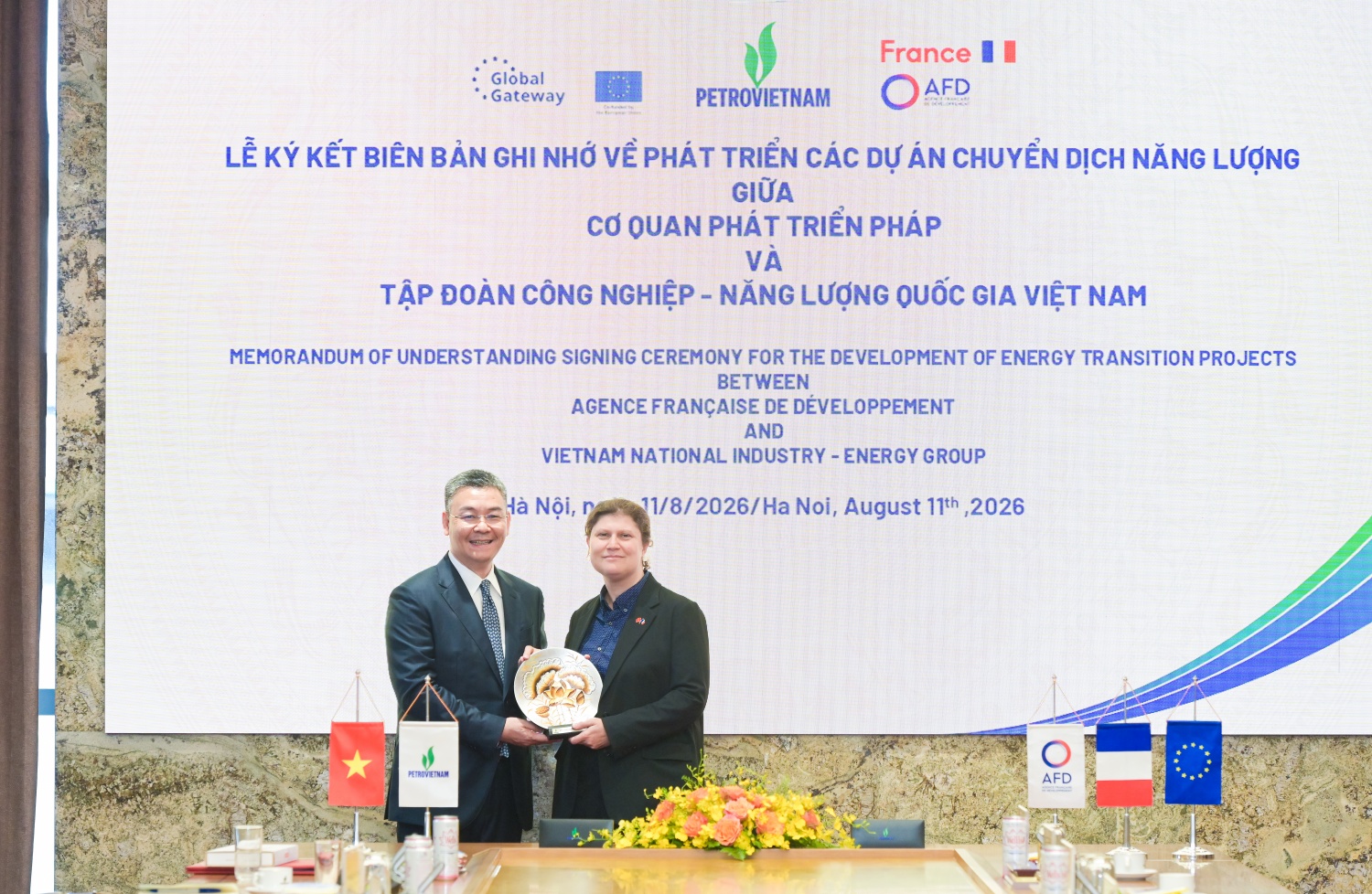 Tổng Giám đốc Petrovietnam Lê Mạnh Cường tặng quà lưu niệm cho bà Marie Keller.