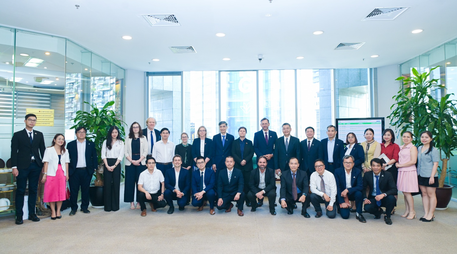 Các đại biểu tham dự lễ ký.