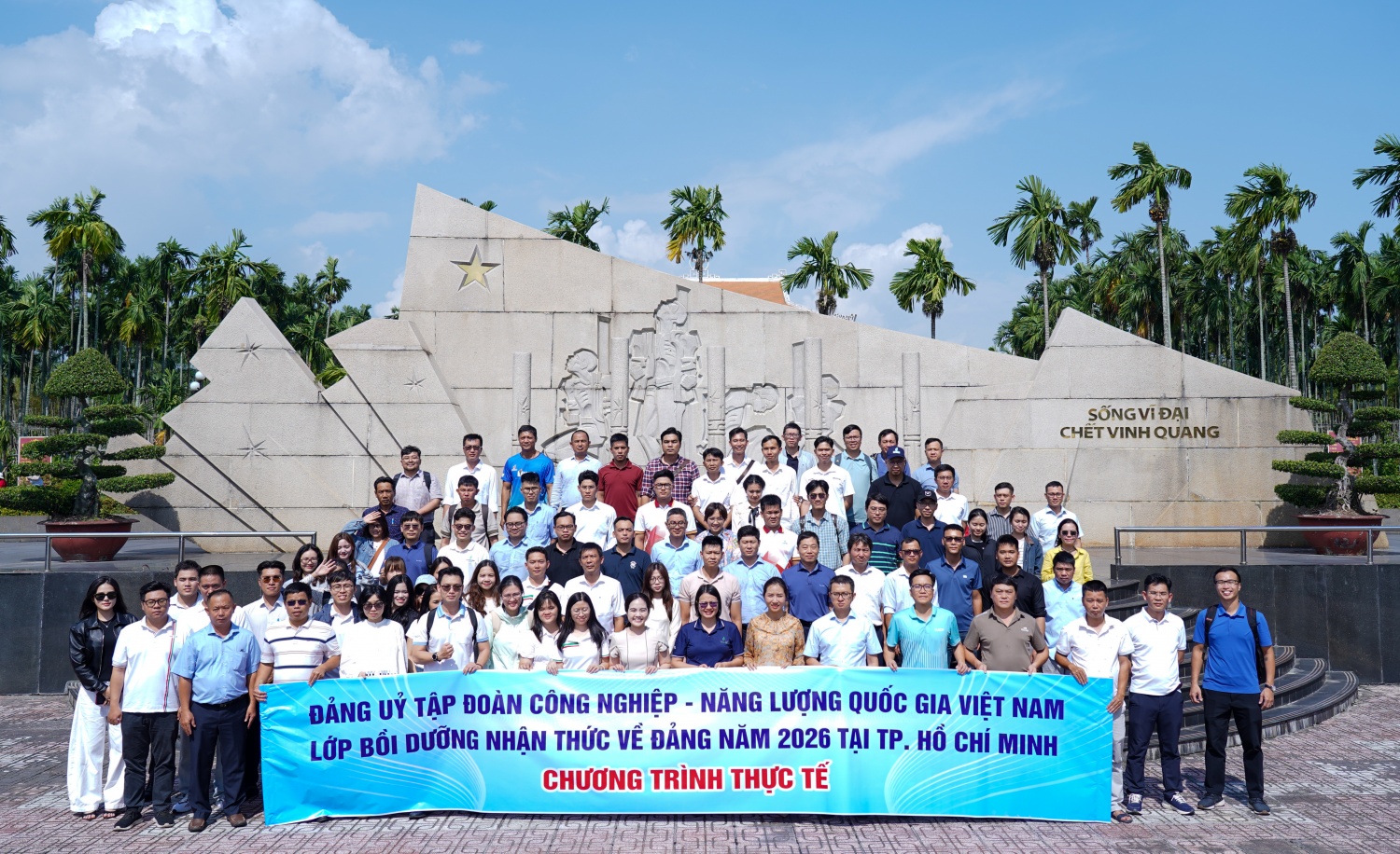 Các học viên Lớp bồi dưỡng nhận thức về Đảng năm 2026 tại TP HCM tham gia chuyến đi thực tế tại Khu tưởng niệm Liệt sĩ Ngã Ba Giồng.