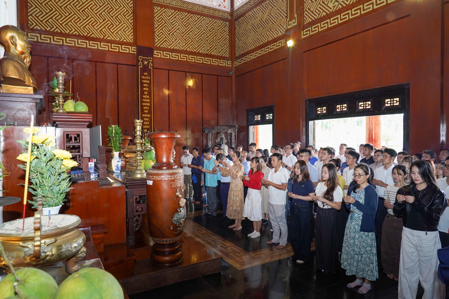 Các học viên thực hiện nghi thức dâng hương, tưởng niệm các anh hùng liệt sĩ đã hy sinh vì độc lập, tự do của Tổ quốc.