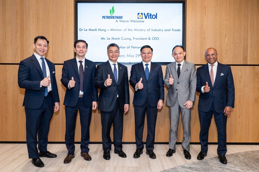 Bộ trưởng Bộ Công Thương Lê Mạnh Hùng, Tổng Giám đốc PETROVIETNAM Lê Mạnh Cường, Giám đốc PVNDB Nguyễn Duyên Cường và các đối tác quốc tế của PETROVIETNAM trong chuyến công tác tại Singapore tháng 5/2026
