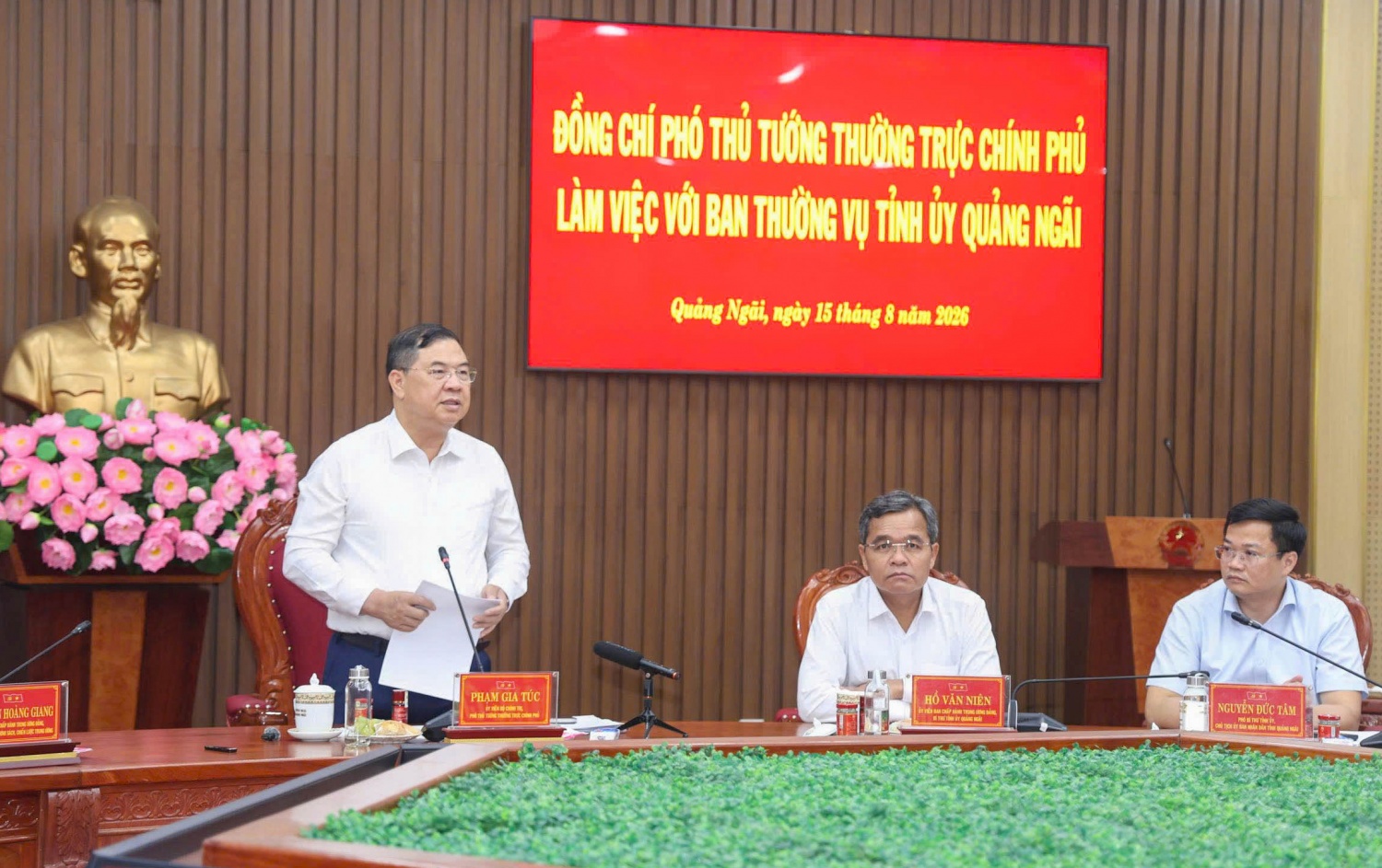 Phó Thủ tướng Thường trực Phạm Gia Túc yêu cầu tỉnh Quảng Ngãi khẩn trương chuẩn bị đầu tư Trung tâm lọc hóa dầu và năng lượng quốc gia tại KKT Dung Quất, chủ động phối hợp với Bộ Tài chính và các cơ quan liên quan để bảo đảm tiến độ.