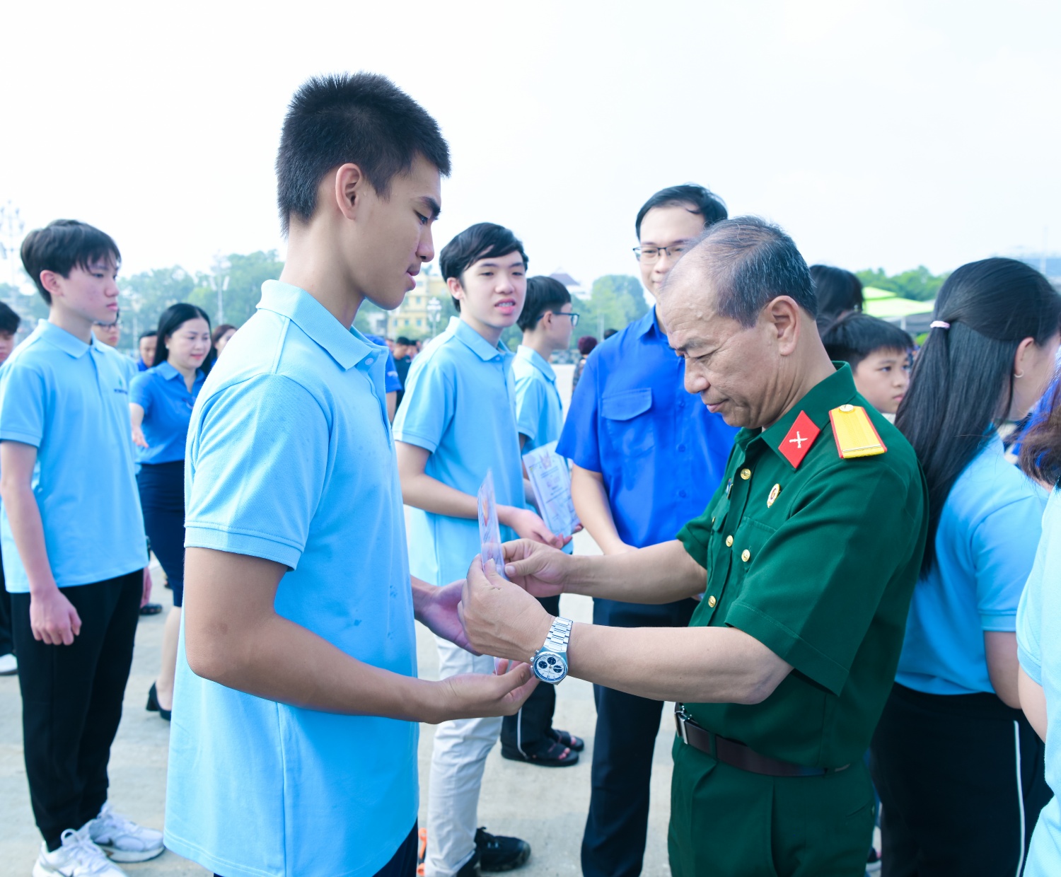 Đồng chí Phạm Quang Dũng - Chánh Văn phòng Đảng ủy, Chủ tịch Hội CCB PETROVIETNAM tặng bằng khen, chúc mừng các em học sinh đạt thành tích cao.