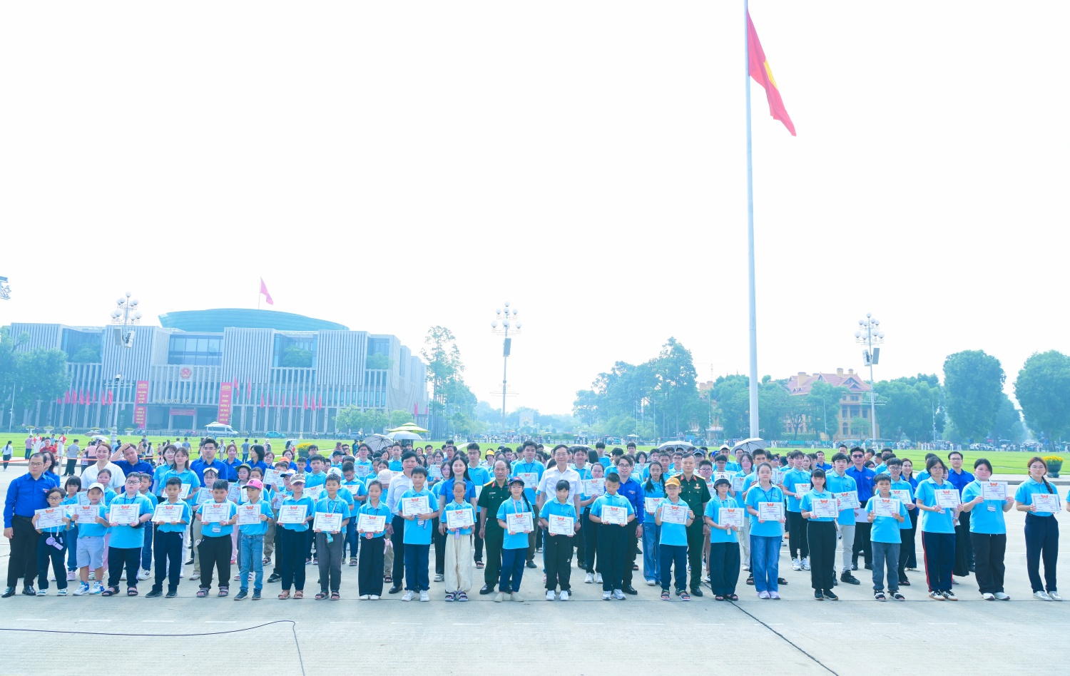 Các đại biểu tặng giấy khen, ghi nhận và biểu dương những thành tích nổi bật của các em học sinh trong học tập và rèn luyện.