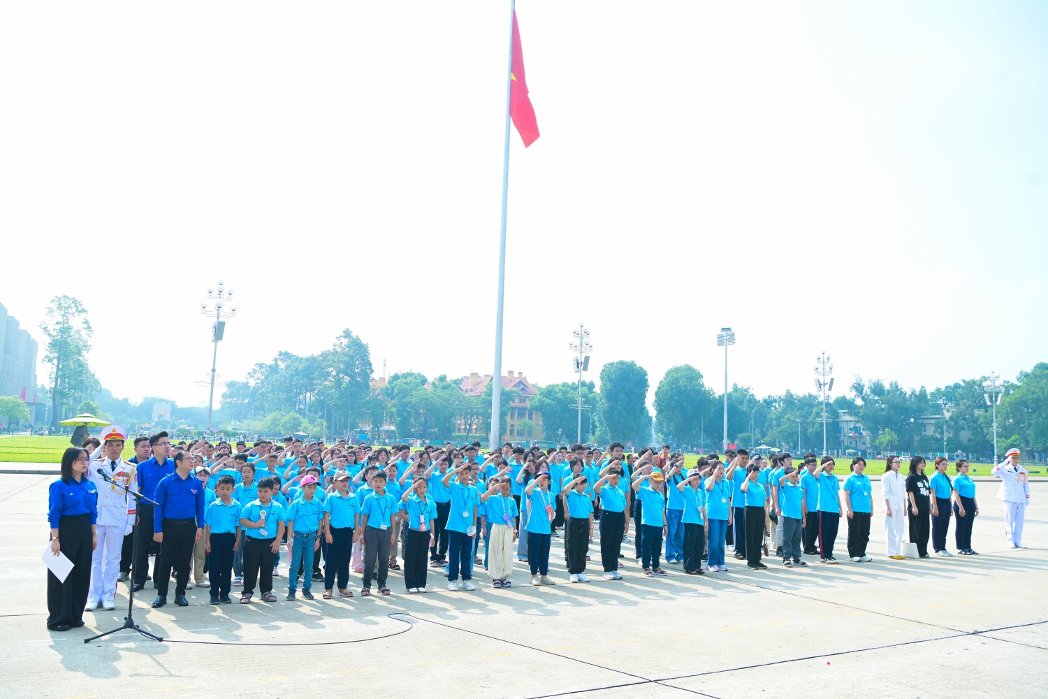 Các em học sinh thực hiện nghi thức chào cờ.