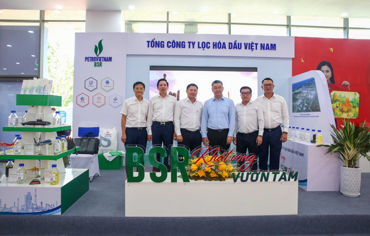Đoàn công tác PETROVIETNAM tham quan khu gian hàng triển lãm của BSR