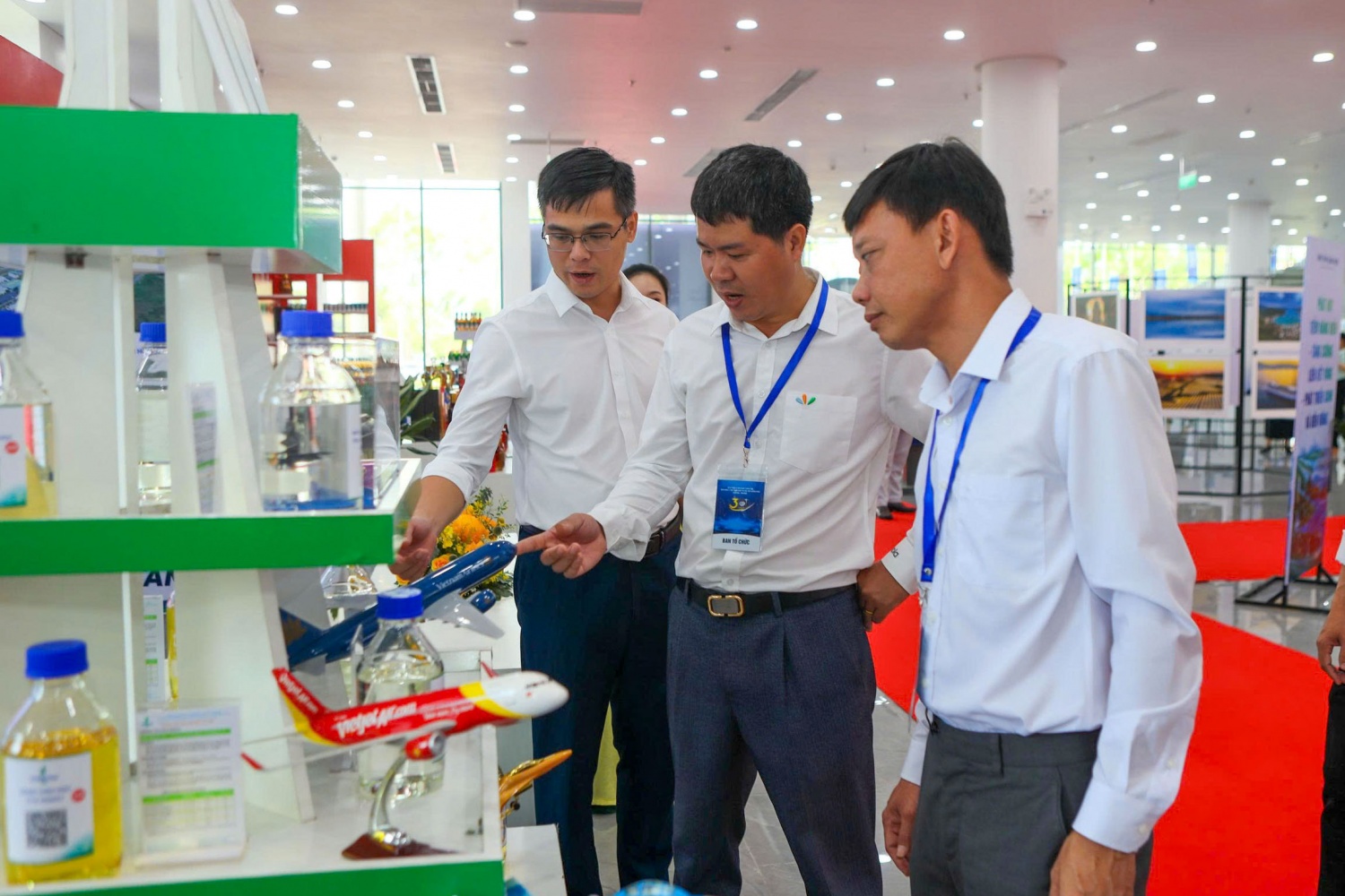 Khách tham quan tìm hiểu các sản phẩm và hoạt động sản xuất, kinh doanh của BSR tại triển lãm kỷ niệm 30 năm Ngày thành lập Ban Quản lý Khu kinh tế Dung Quất và các khu công nghiệp Quảng Ngãi.