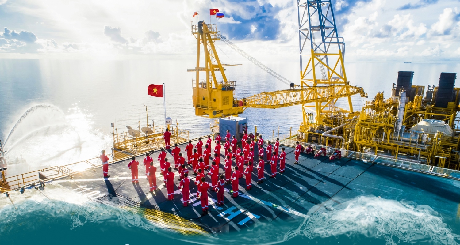 Nghi lễ chào cờ trên biển - nét văn hóa độc đáo của người lao động PETROVIETNAM.