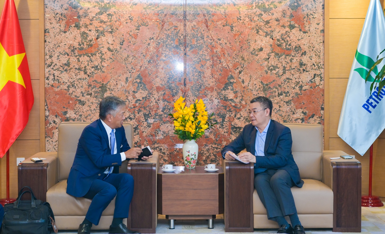 Tổng Giám đốc PETROVIETNAM Lê Mạnh Cường trao đổi với ông Makoto Sato, Phó Tổng Giám đốc Điều hành Mitsui & Co., Ltd., kiêm Giám đốc Điều hành Khối Châu Á - Thái Bình Dương.