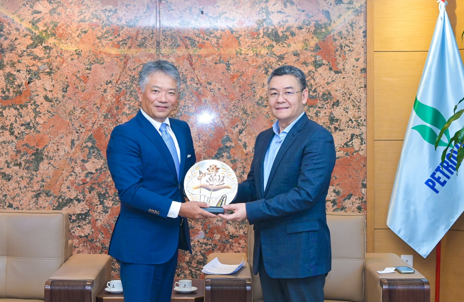 Tổng Giám đốc PETROVIETNAM Lê Mạnh Cường tặng quà lưu niệm cho ông Makoto Sato.