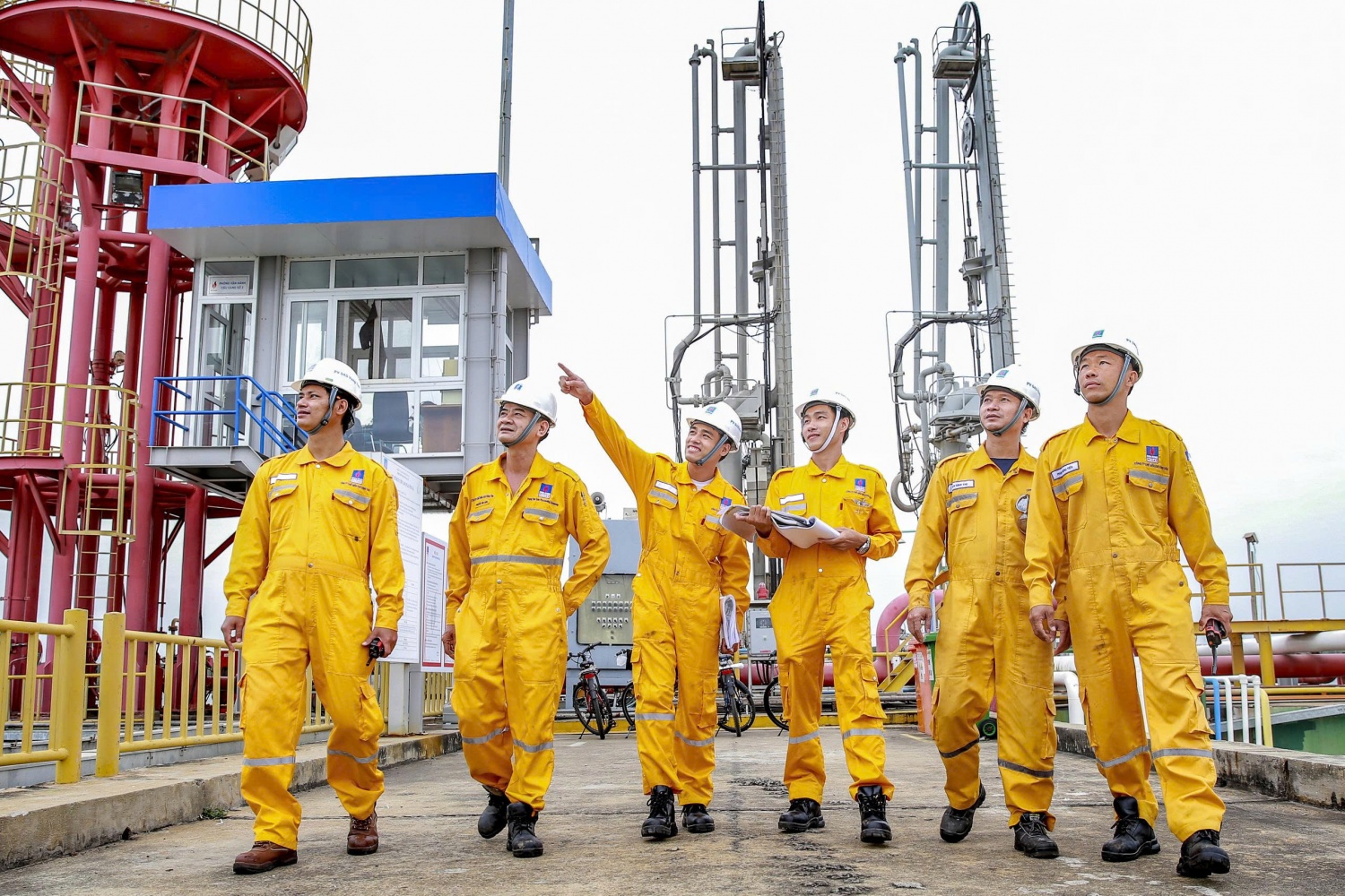 Nhiều thế hệ cán bộ, đảng viên, kỹ sư và người lao động PETROVIETNAM đã cùng nhau xây dựng nên một môi trường làm việc gắn với hệ giá trị cốt lõi “Khát vọng - Trí tuệ - Chuyên nghiệp - Nghĩa tình”.