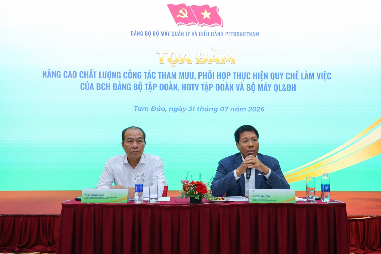 Đồng chí Nguyễn Văn Mậu, Ủy viên Ban Thường vụ, Thành viên HĐTV Tập đoàn, Bí thư Đảng ủy Bộ máy QL&ĐH và đồng chí Phạm Quang Dũng, Ủy viên Ban Thường vụ, Chánh Văn phòng Đảng ủy Tập đoàn, Phó Bí thư Đảng ủy Bộ máy QL&ĐH chủ trì Tọa đàm.