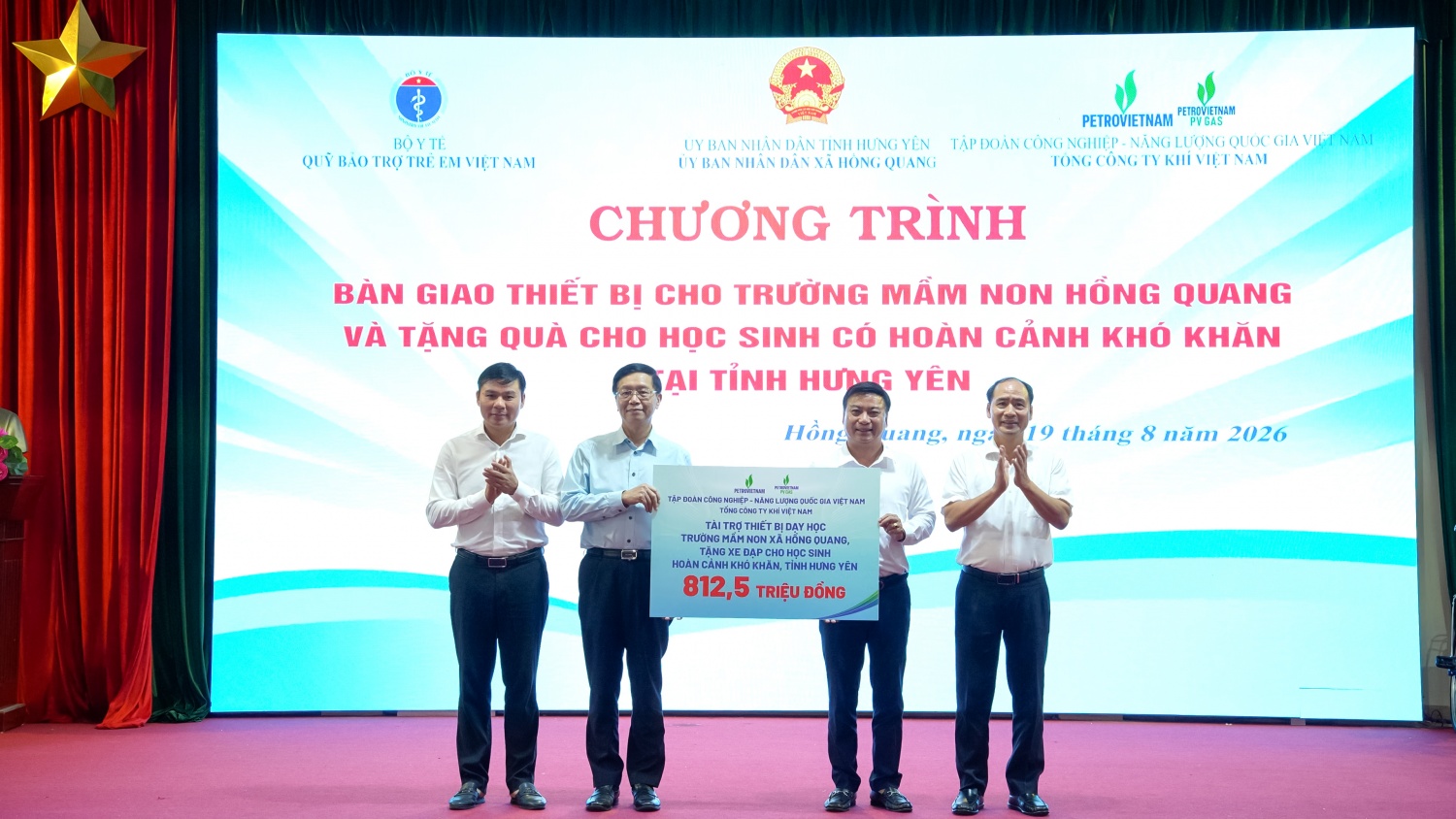 Đồng chí Trần Quang Dũng - Phó Bí thư Thường trực Đảng ủy PETROVIETNAM trao biển hỗ trợ cho tỉnh Hưng Yên.