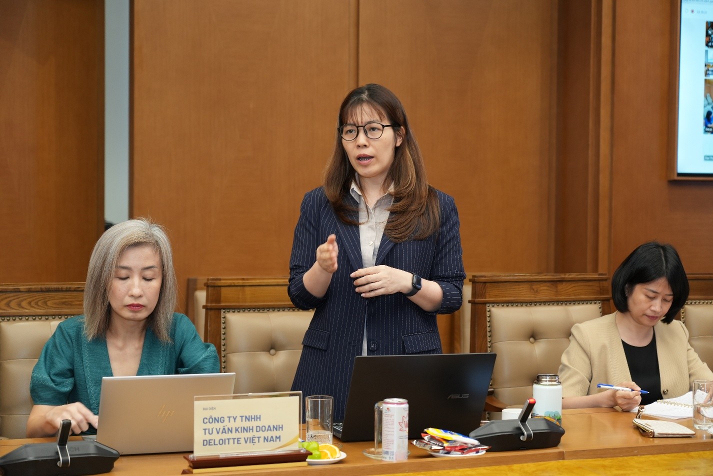 Đại diện Deloitte ghi nhận các ý kiến đóng góp tại cuộc họp