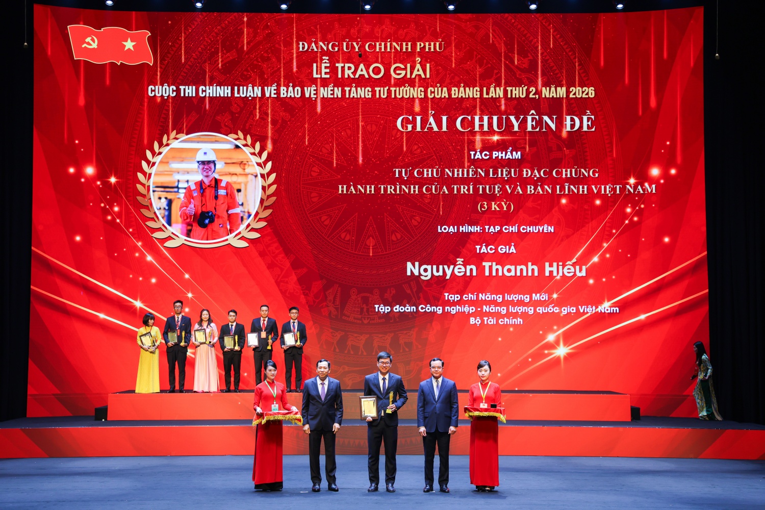 Đồng chí Nguyễn Đình Khang, Ủy viên Trung ương Đảng, Bộ trưởng Bộ Dân tộc và Tôn giáo và Thượng tướng Lê Văn Tuyến, Ủy viên Trung ương Đảng, Thứ trưởng Bộ Công an trao giải Chuyên đề cho tác giả Nguyễn Thanh Hiếu, Chi bộ Tạp chí Năng lượng Mới/PetroTimes - Đảng bộ PETROVIETNAM.