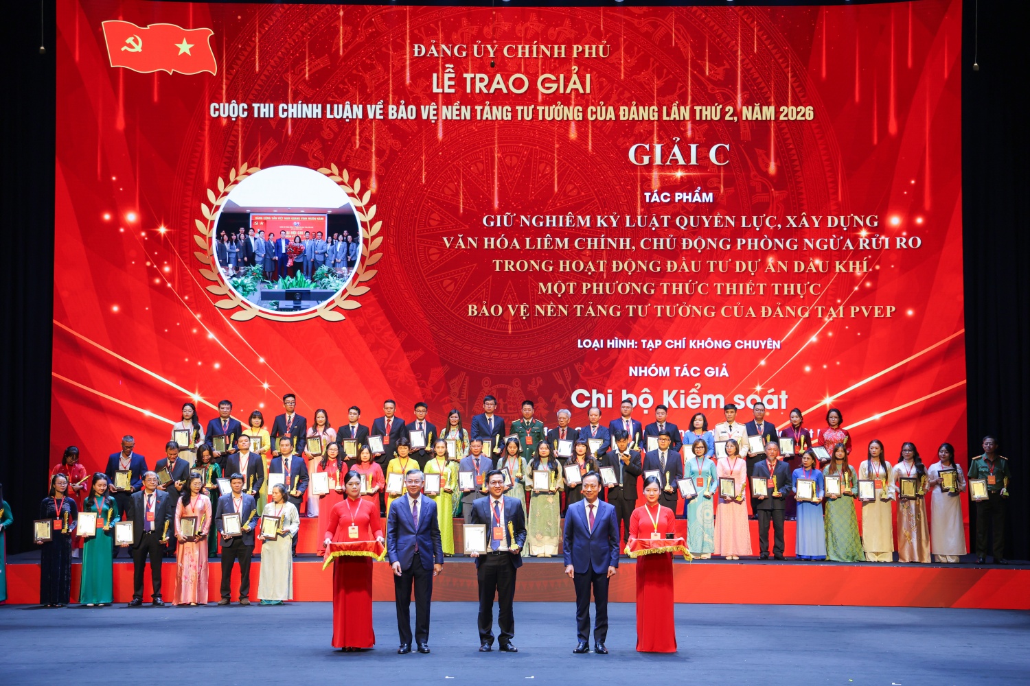 Đồng chí Ngô Văn Tuấn, Ủy viên Trung ương Đảng, Bộ trưởng Bộ Tài chính và đồng chí Lại Xuân Lâm, Phó Bí thư Đảng ủy Chính phủ, Trưởng Ban Tổ chức Cuộc thi trao giải C cho đại diện nhóm tác giả Chi bộ Kiểm soát PVEP - Đảng bộ PETROVIETNAM.