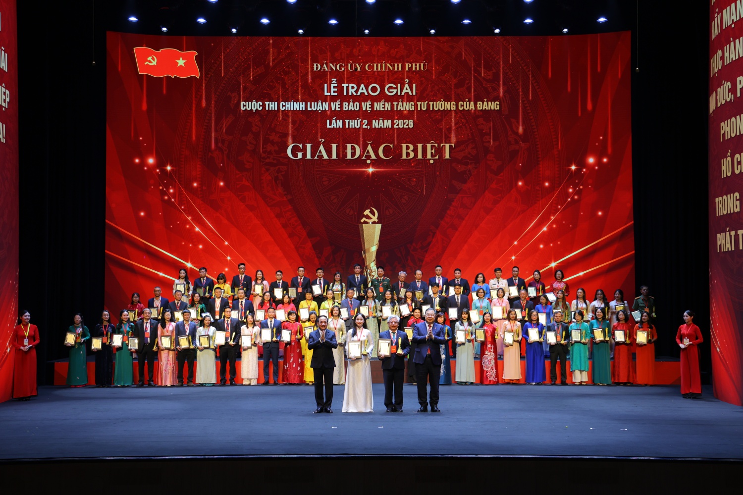 Đồng chí Trịnh Văn Quyết, Ủy viên Bộ Chính trị, Bí thư Trung ương Đảng, Trưởng Ban Tuyên giáo Trung ương, Phó Trưởng Ban Thường trực Ban Chỉ đạo 35 Trung ương và đồng chí Phạm Gia Túc, Ủy viên Bộ Chính trị, Phó Bí thư Thường trực Đảng ủy Chính phủ, Phó Thủ tướng Thường trực Chính phủ, Phó Trưởng Ban Chỉ đạo 35 Trung ương, Trưởng Ban Chỉ đạo 35 Đảng ủy Chính phủ, Trưởng Ban Chỉ đạo Cuộc thi trao giải Đặc biệt của Cuộc thi.