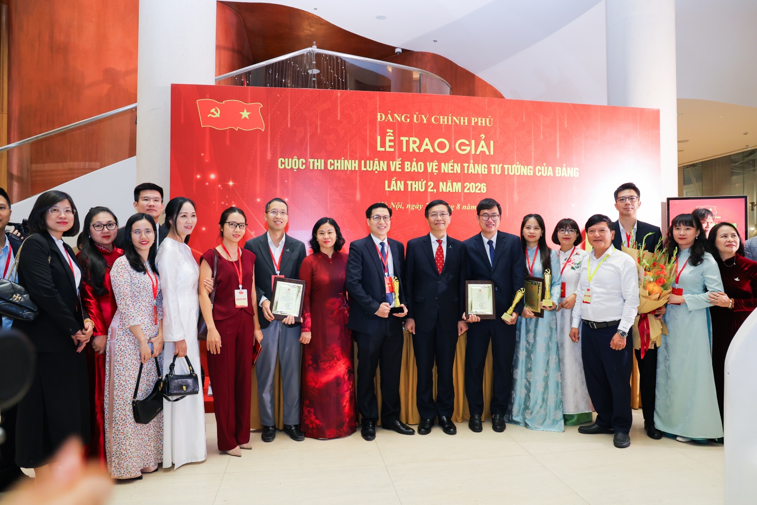 Đồng chí Nguyễn Thị Tuyến, Ủy viên Trung ương Đảng, Phó Bí thư Đảng ủy Chính phủ và đồng chí Trần Quang Dũng, Phó Bí thư Thường trực Đảng ủy PETROVIETNAM chúc mừng các tác giả, nhóm tác giả thuộc Đảng bộ PETROVIETNAM đạt giải tại Cuộc thi.