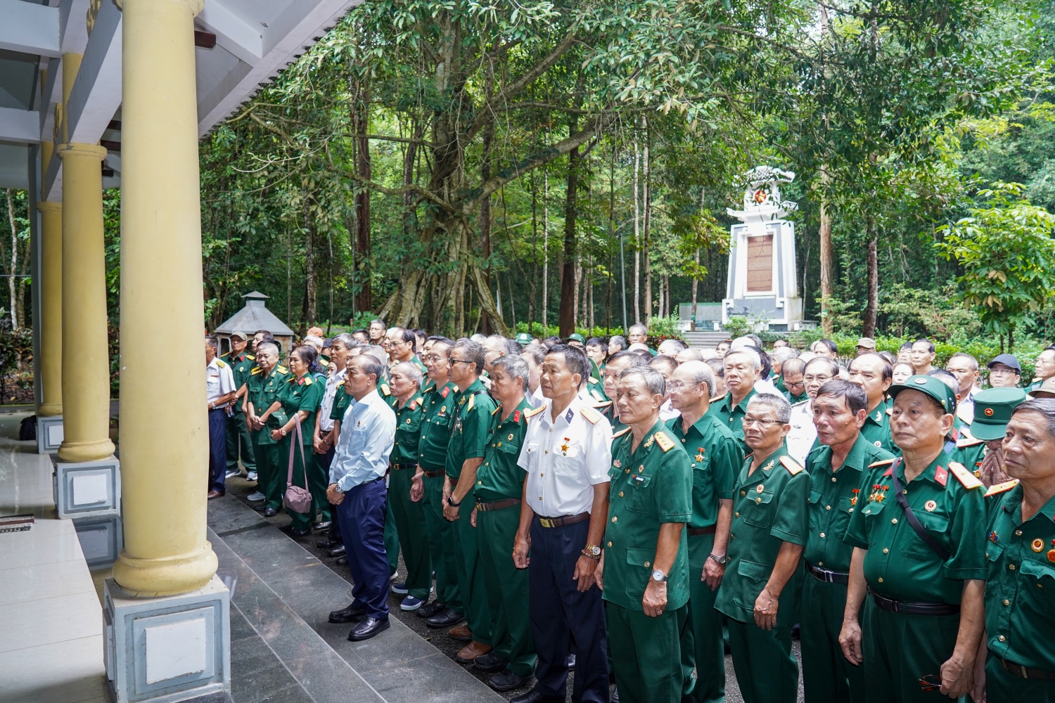 Đoàn CCB hưu trí tại Nhà tưởng niệm thuộc Di tích Căn cứ Khu ủy miền Đông Nam Bộ.
